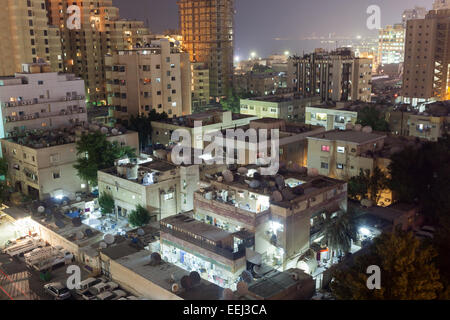 Edifici residenziali in Kuwait City di notte Foto Stock