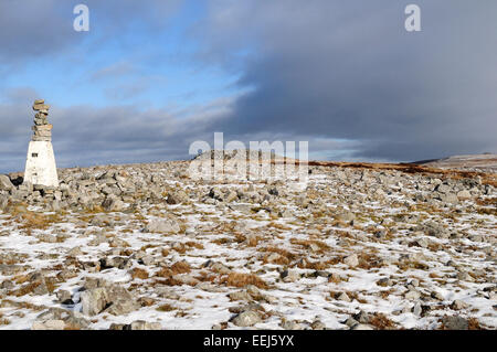 Il punto di innesco del Black Mountain Range Tair Carn Isaf Parco Nazionale di Brecon Beacons in inverno Carmarthenshire Galles Foto Stock