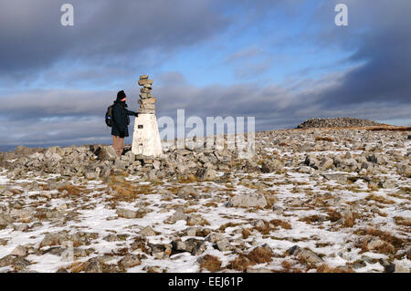 Uomo in piedi vicino al punto di innesco sul Tair Carn Isaf Black Gamma della montagna Parco Nazionale di Brecon Beacons Carmarthenshire Galles Foto Stock