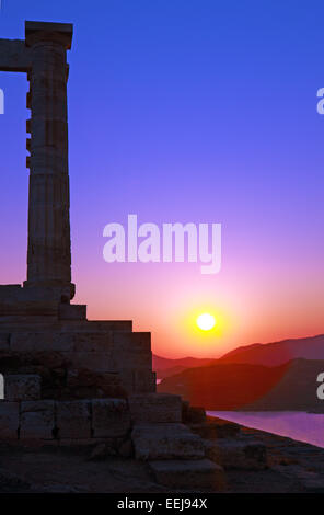 Tramonto al Tempio di Poseidone a Capo Sounion in Grecia Foto Stock