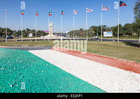 Bandiere di Kuwait al di fuori del Kuwait International Airport Foto Stock