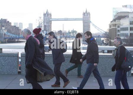 Londra, UK. 19 gennaio 2015. Pendolari sul loro modo di lavorare coraggioso il freddo e temperature di congelamento Credito: amer ghazzal/Alamy Live News Foto Stock