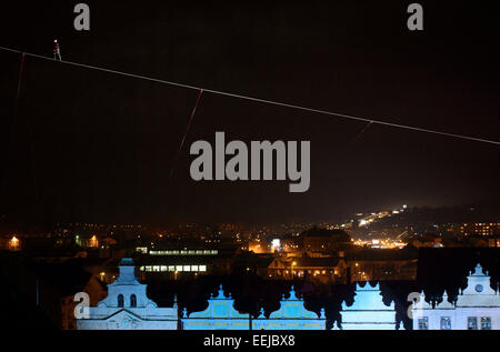 Plzen, Repubblica Ceca. Xvii gen, 2015. Swiss tightrope acrobat David Dimitri esegue il suo show - 240 metri a piedi tra due torri della chiesa con 40 metri di sopraelevazione - durante il gala di apertura della Capitale Europea della Cultura 2015 (ECC) progetto presso la piazza centrale di Plzen, Repubblica Ceca, sabato 17 gennaio, 2015. Capitale europea della cultura del progetto in Plzen offrirà circa 600 eventi di quest'anno, compresi nuovo Circo e spettacoli teatrali, concerti e mostre. © Michal Kamaryt/CTK foto/Alamy Live News Foto Stock