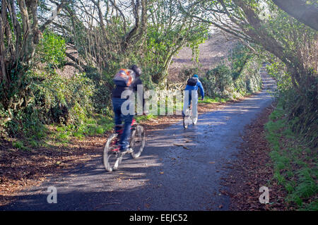 Due ciclisti su una corsia in Cornwall, Regno Unito Foto Stock