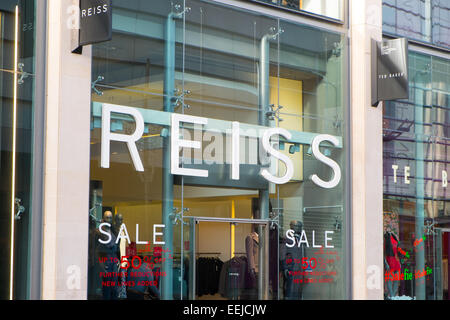 Negozio di abbigliamento Reiss in New Cathedral Street, centro di manchester, inghilterra, Regno Unito Foto Stock