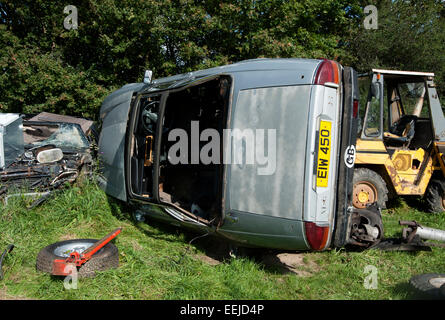 Auto rottami giacente sul suo lato - Jaguar XJS convertibili Foto Stock