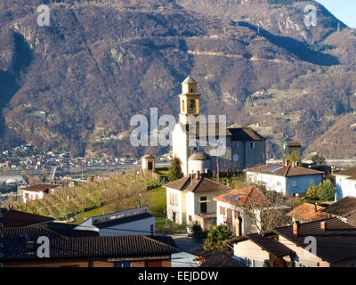 Bellinzona, Svizzera - 20 dicembre 2014: lungo il percorso pedonale dei castelli di Castelgrande, Montebello e Sasso Corbaro Foto Stock