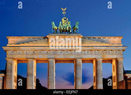 Germania Berlino: Orologio notturno e la visualizzazione dettagliata del centro storico cancello Brandenburger Tor con la Quadriga sulla parte superiore Foto Stock