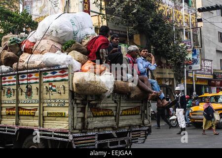 (150119) -- CALCUTTA, Gennaio 19, 2015 (Xinhua) -- i facchini di sedersi su un carrello che trasporta le verdure su una strada di Calcutta, capitale dell'est lo stato indiano del Bengala Occidentale, Gennaio 19, 2015. Come una crescente metropolitan city in un paese in via di sviluppo, Calcutta affronta un sostanziale inquinamento urbano, congestione del traffico, la povertà, la sovrappopolazione, e altri problemi socioeconomici. (Xinhua/Zheng Huansong) Foto Stock