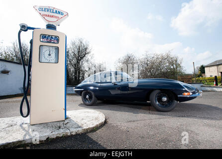 E type Jaguar 4.2 serie 1 (1964-1968) "L'auto più bella del mondo' britannico vettura sportiva in un periodo di stazione di benzina Foto Stock