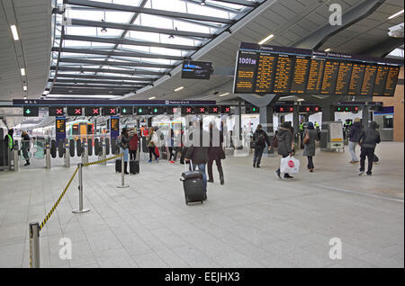 Atrio superiore principale alla stazione London Bridge durante la ricostruzione: Passeggeri, partenze automatiche delle barriere. Nuovo tetto sopra. Foto Stock