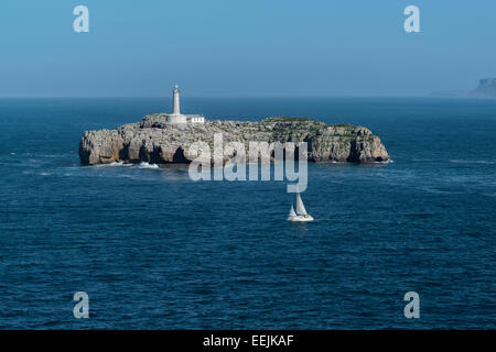 Barca a vela sul Island Lighthouse Santander, Cantabria, SPAGNA Foto Stock