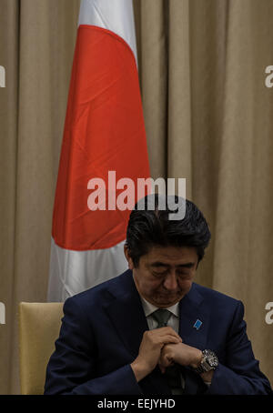 Gerusalemme. Xix gen, 2015. Visita di Primo Ministro giapponese Shinzo Abe ascolta al presidente israeliano Reuven Rivlin alla residenza del Presidente a Gerusalemme, a gennaio 19, 2015. Primo Ministro giapponese Shinzo Abe ha detto domenica che il suo paese spera di rafforzare la cooperazione economica con Israele. © Li Rui/Xinhua/Alamy Live News Foto Stock