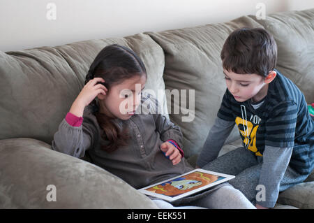 I bambini con la compressa Foto Stock