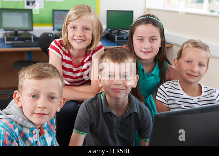 Gruppo di alunni elementari in Classe Computer Foto Stock