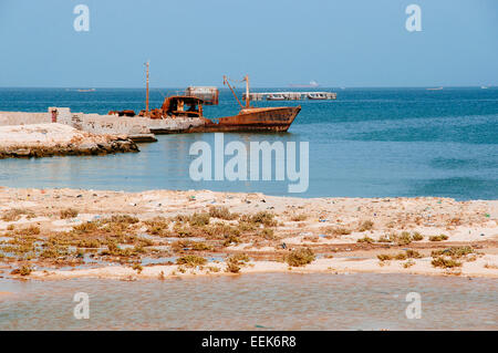 Vecchie navi sono lasciati a marcire in mare, Nouadhibou beach, Mauritania. Foto Stock