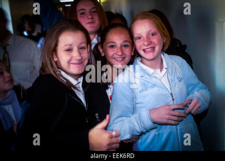 Le ragazze della scuola scuola in corridoio, REGNO UNITO Foto Stock