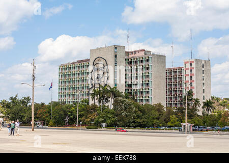 Ministero dell'interno edificio: Che Guevara immagine e slogan 'Hasta la Victoria Siempre', Plaza de la Revolución, Havana, Cuba Foto Stock