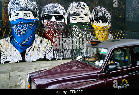 Beatles indossando bandana colorata fazzoletti da naso e da taschino dipinto sul muro graffiti Taxi passato in movimento Foto Stock