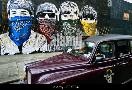 Beatles indossando bandana colorata fazzoletti da naso e da taschino dipinto sul muro graffiti Taxi passato in movimento Foto Stock