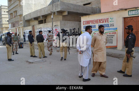 Il personale di sicurezza si stanno radunando in sede dopo l uccisione di polizia Tabbassum ASI che hanno ucciso da ignoti assalitori pur custodendo anti polio volontari della Campagna nella città Orangi n. 04 area di Karachi il lunedì, 19 gennaio 2015. Foto Stock