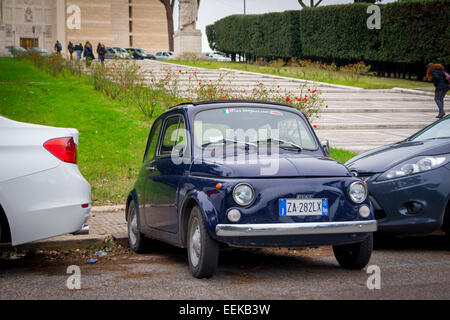 Originale Fiat 500 parcheggiata su Via del Giordano. Roma quartiere EUR, Italia Foto Stock