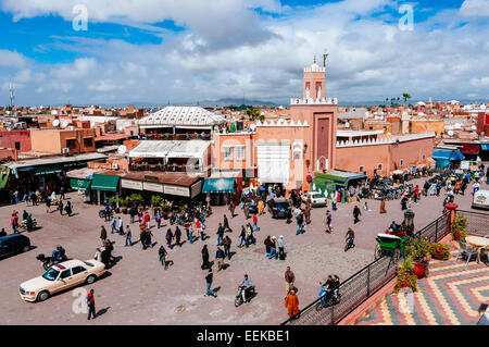 Vista in elevazione sopra la Djemaa el Fna a Marrakech (Marrakech), Marocco Foto Stock