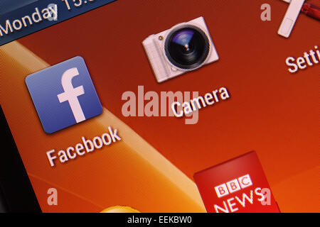 Mobile phone apps per Facebook BBC News e Fotocamera su uno smartphone Foto Stock