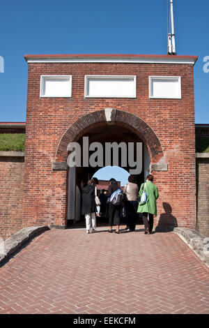 Fort McHenry National Monument e Santuario, Baltimore, Maryland. I visitatori entrano nel cancello principale del forte. Foto Stock