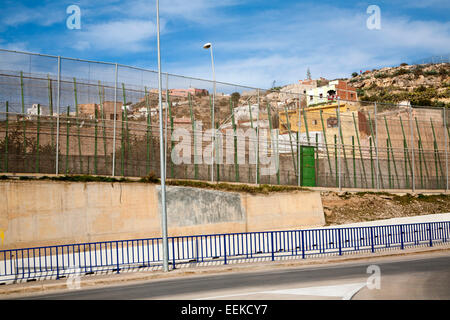 Sicurezza elevata recinzioni separare le enclave spagnola di Melilla, Spagna dal Marocco, Africa del nord, Gennaio 2015 Foto Stock