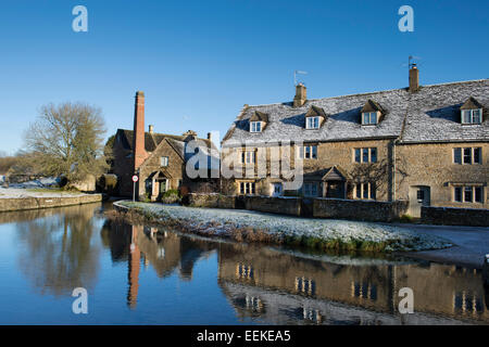 Il Vecchio Mulino. Abbassare la macellazione in inverno. Cotswolds, Gloucestershire, Inghilterra Foto Stock