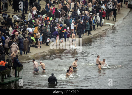 I credenti bagnarsi nel fiume Dnieper. Xix gen, 2015. -- 19 gennaio, 2015, Kiev, Ucraina, grande cristiano di vacanza epifania. Una delle principali tradizioni di festa - nuoto in Giordania (il cosiddetto consacrato sacerdote il foro). L'inverno è stato insolitamente mite in Ucraina e nuoto appena tenuto sulla spiaggia. Chiesa ucraina del Patriarcato di Kiev tradizionalmente celebrata in Gidropark © Igor Golovniov/ZUMA filo/Alamy Live News Foto Stock