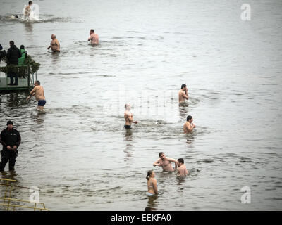 I credenti bagnarsi nel fiume Dnieper. Xix gen, 2015. -- 19 gennaio, 2015, Kiev, Ucraina, grande cristiano di vacanza epifania. Una delle principali tradizioni di festa - nuoto in Giordania (il cosiddetto consacrato sacerdote il foro). L'inverno è stato insolitamente mite in Ucraina e nuoto appena tenuto sulla spiaggia. Chiesa ucraina del Patriarcato di Kiev tradizionalmente celebrata in Gidropark © Igor Golovniov/ZUMA filo/Alamy Live News Foto Stock