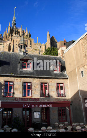 Un ristorante sul Mont Saint Michel in Normandia, Francia Foto Stock