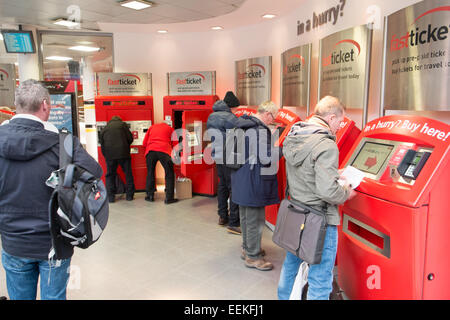 Persone che utilizzano le macchine self-service per acquistare i biglietti ferroviari alla stazione ferroviaria di Manchester piccadilly, Inghilterra Foto Stock