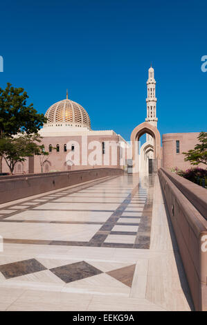 Ingresso principale per gli uomini Sultan Qaboos moschea, Muscat Oman Foto Stock