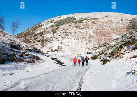 Un gruppo di persone che camminano in cardatura Mill Valley, Church Stretton, Shropshire, Inghilterra. Foto Stock