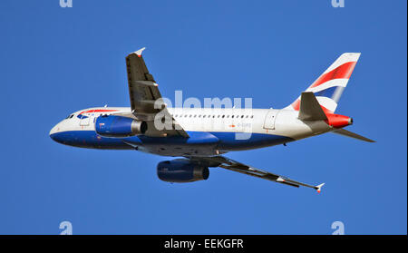 British Airways Airbus A319 G-EUPZ in partenza dall'aeroporto di Heathrow LHR Foto Stock