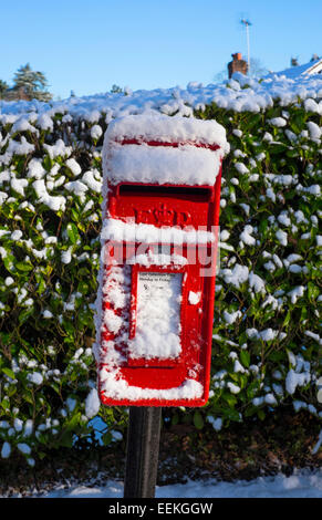 Una coperta di neve post box in Church Stretton, Shropshire, Inghilterra. Foto Stock