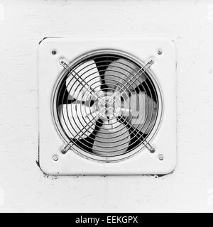 Un metallo il ventilatore per la ventilazione in un muro bianco Foto Stock