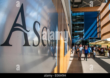 Ascot Racecourse è un ippodromo inglese, situato nel villaggio di Ascot Berkshire, utilizzati per corse di cavalli purosangue. Persone, logo visitatori Foto Stock