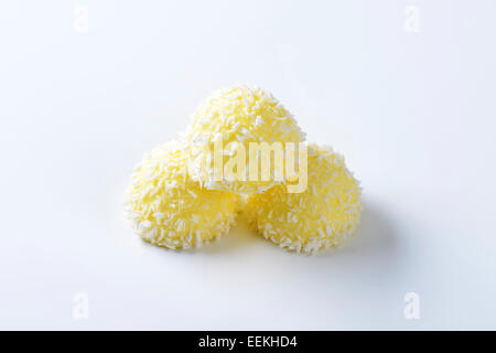 Il cioccolato bianco cocco tartufi Snowball Foto Stock