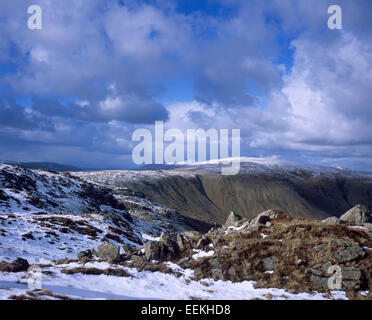 Il cloud passando attraverso la Snow capped vertice di Ullscarf con il vertice Skiddaw nella distanza Codale testa alta sollevare Grasmere Foto Stock