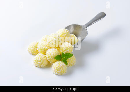 Snowball (tartufi di cioccolato bianco tartufi di Cocco) Foto Stock