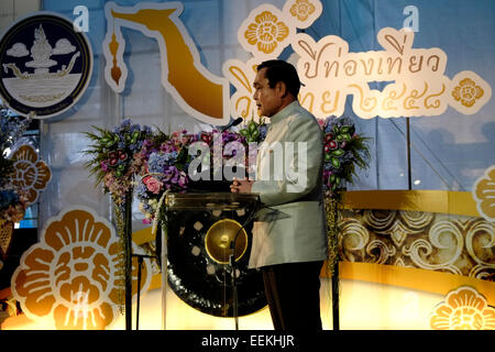 Primo ministro tailandese prayut chan o cha intervenendo alla cerimonia di apertura della sfilata per la Thailandia turismo festival (TTF) per promuovere il turismo tailandese nella parte anteriore del Siam Discovery shopping centre a Bangkok in Tailandia Foto Stock