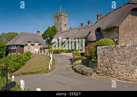 Cottage con il tetto di paglia e la torre di tutti i santi " chiesa in Godshill, Isola di Wight Foto Stock