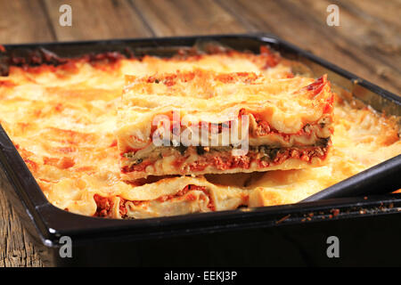 Pronte le lasagne in una teglia da forno Foto Stock