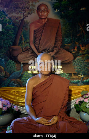 Una cera la figura del compianto Luang Pho Phra Maha Phan Sila Wisuttho, il fondatore del Wat Neramit Wipattasana tempio visualizzati all'interno della pagoda di Wat Neramit Wipattasana tempio nella provincia settentrionale di Loei in Thailandia Foto Stock