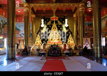 Un Buddha figura presso la pagoda di Wat Neramit Wipattasana tempio che è famosa per le sue grandi dimensioni ordinazione hall e la pagoda costruita di colore rosso laterite nella provincia settentrionale di Loei in Thailandia Foto Stock