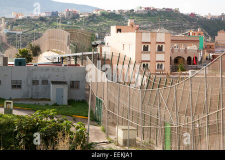 Sicurezza elevata recinzioni separare le enclave spagnola di Melilla, Spagna dal Marocco, Africa del nord, Gennaio 2015 Foto Stock